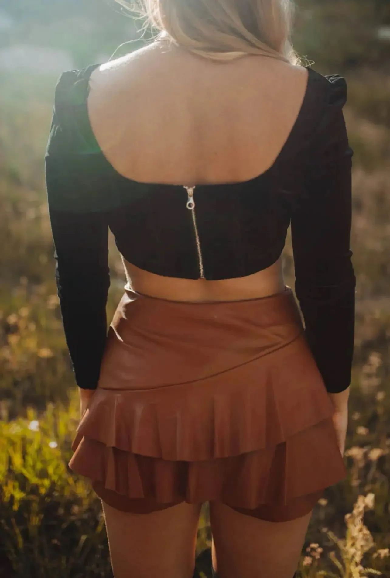 DAISY RUFFLE FAUX LEATHER SKORT - CARAMEL